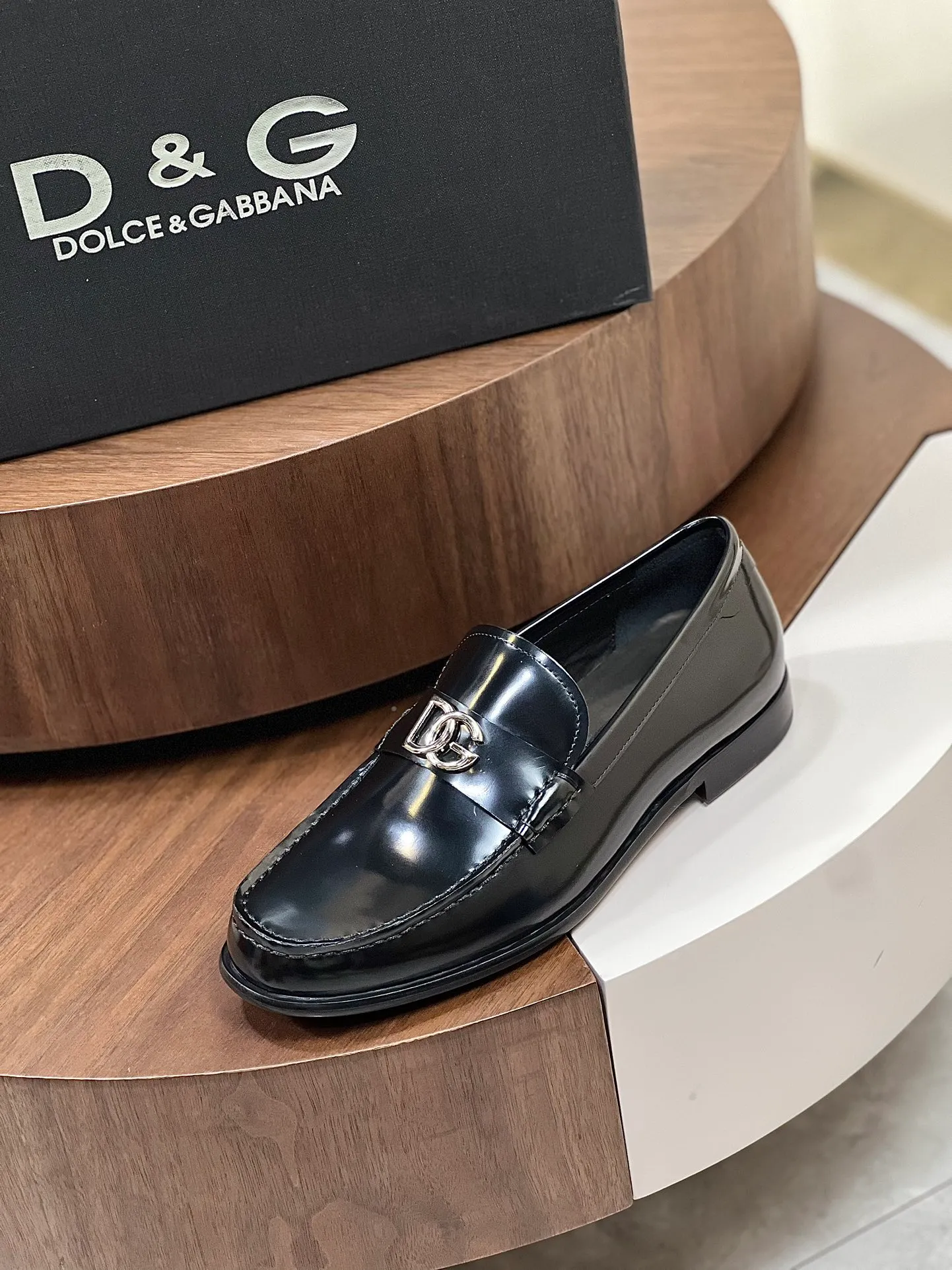 ••New arrivals••Dolce&Gabb*_Dg high-end men's formal shoes and casual leather shoes. First-layer cowhide upper imported from Italy. You can see the leather texture at a glance. Breathable calfskin lining. High-end and luxurious leather outsole. Unique style. Finely crafted details! Size: 39-44 (customized at 38.45.46) ¥960